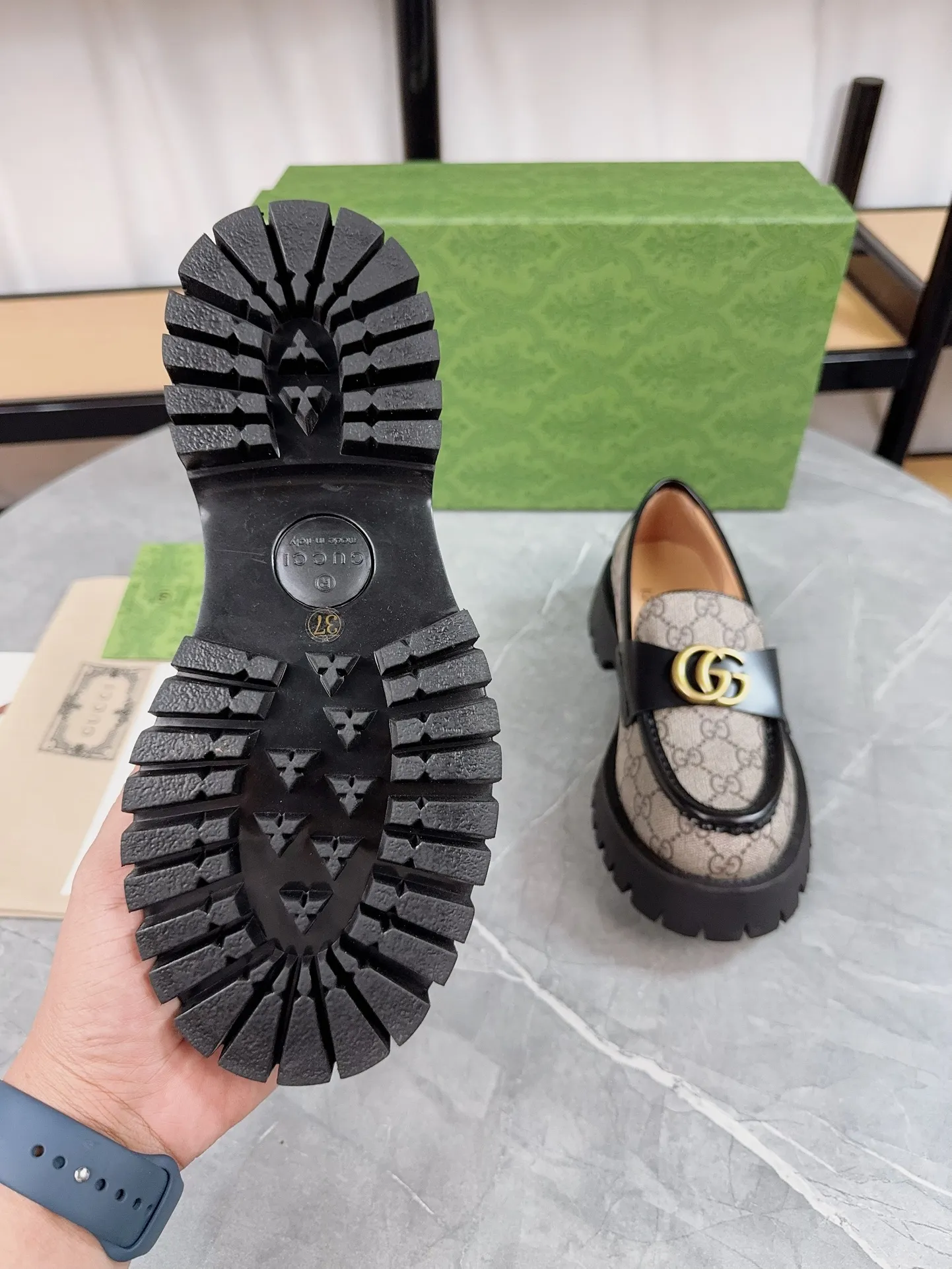 👟👟Ex-factory price 520👟👟Gucci2023 new model, double GG groove thick-soled Loaf platform shoes. The original version is made 1:1. Super beautiful quality, classic model at the counter. ❶Upper: original open edge beaded cowhide ❷Inner lining: water-dyed cowhide ❸Feet: water-dyed cowhide ❹Outsole: ultra-light original sole ❺thick sole heightening: 3.5cn ❻Packing: original packaging ❼Number: 35-42 (41 41 customized, non-returnable) Men's model: 38-46 (45, 46 customized, non-returnable)
